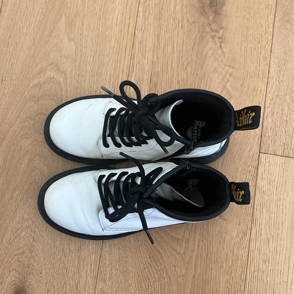 Girls Dr Marten boots size US 2 - Picture 2 of 5